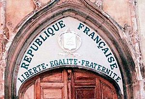 Archivo:Liberte-egalite-fraternite-tympanum-church-saint-pancrace-aups-var
