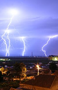 Archivo:Lightning over Oradea Romania 3