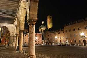 Archivo:Mantova - Piazza Sordello-notturno