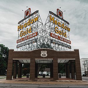 Archivo:Meadow Gold Neon Sign Route 66 Tulsa Oklahoma