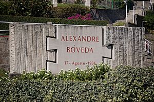 Archivo:Monumento Alexandre Bóveda A Caeira