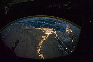 Archivo:Nile River Delta at Night