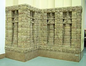 Archivo:Part of front of Inanna temple of Kara Indasch from Uruk Vorderasiatisches Museum Berlin