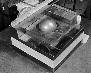 Archivo:Partially-reflected-plutonium-sphere