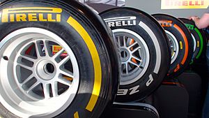 Archivo:Pirelli Formula One tires 2013 Britain