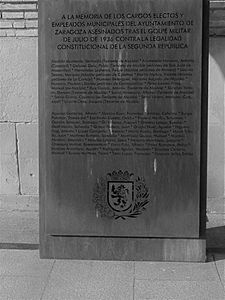 Archivo:Placa a los cargos electos y los empleados municipales asesinados tras el golpe militar de julio de 1936