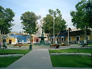 Archivo:Plazamoquegua