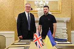 Archivo:Prime Minister Keir Starmer meets President Zelenskyy (53848423375)