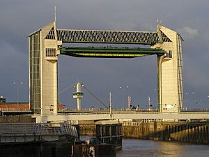 Archivo:River Hull tidal barrier 1
