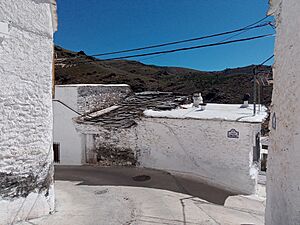 Archivo:Tejado de aleros de pizarras