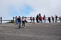 Archivo:Turistas Volcan Irazu CRI 01 2020 3796