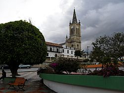 Turmeque Parque Iglesia.jpg