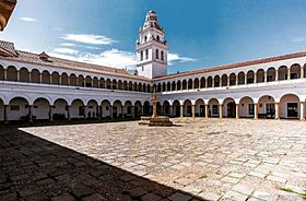 Archivo:Universidad Mayor Real y Pontificia de San Francisco Xavier de Chuquisaca - Patio histórico