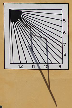 Archivo:Vertical Sundial, Castle of Good Hope(2) cropped
