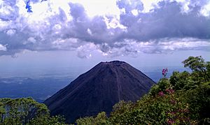 Archivo:Volcan de Izalco desde mirador del Hotel - panoramio