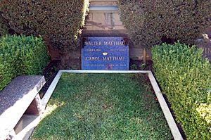Archivo:Walter Matthau grave at Westwood Village Memorial Park Cemetery in Brentwood, California