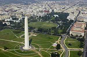 Archivo:WashMonument WhiteHouse