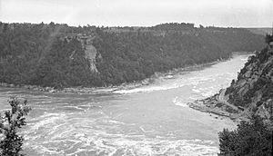 Archivo:Whirlpool from Canadian side, Niagara Falls, Ontario (1911)