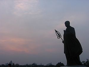 Archivo:Xuanzang Da Yan Ta statue