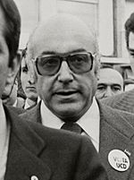 Archivo:(Manuel Clavero Arévalo) Adolfo Suárez en plena campaña de la UCD, en Sevilla. Pool Moncloa. 18 de febrero de 1979 (cropped)