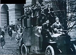 Archivo:Броневик у Смольного 1917