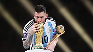 Archivo:221218184732-messi-wc-trophy