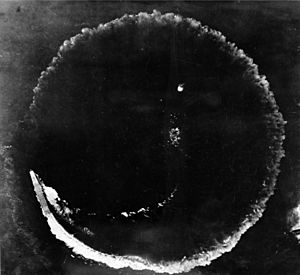 Archivo:Aerial view of the Japanese aircraft carrier Sōryū evading an air attack on 4 June 1942 (fsa.8e00397)