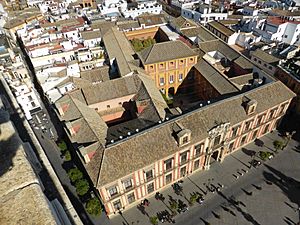 Archivo:Al este, el palacio arzobispal desde la torre de la Giralda, en Sevilla, España, Spain