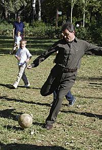 Archivo:Artur Mas jugant a futbol