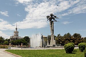 Archivo:Bishkek-capital-of-Kyrgyzstan