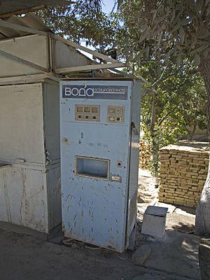 Archivo:Bukhara carbonated water vending machine