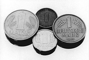 Archivo:Bundesarchiv Bild 183-1990-0424-015, Mark der DDR, Deutsche Mark, Münzen