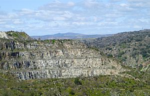 Archivo:Cantera de la presa de Almendra