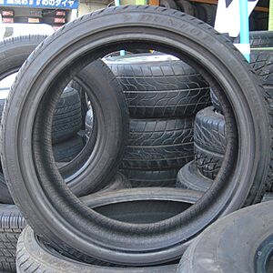 Archivo:Car tires