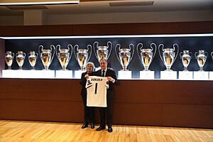 Archivo:Carmena reivindica el urbanismo de consenso en la presentación del nuevo Santiago Bernabéu 05