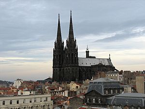 Archivo:Cathedrale-clermont-vue-de-jaude