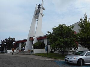 Archivo:Cathedrale de Sainte-Anne-de-la-Pocatiere 03