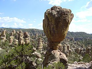 Archivo:Chiricahua balanced rock