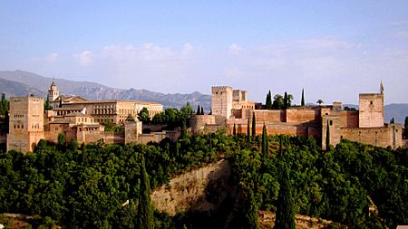 Archivo:Die Alhambra liegt auf dem Sabikah-Hügel von Granada. - panoramio