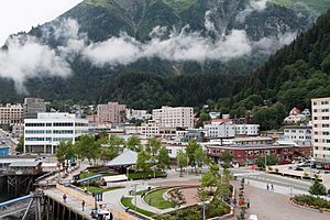 Archivo:Downtown Juneau with Mount Juneau rising in the background