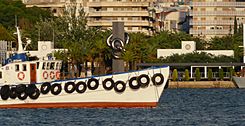 Edificios de la Autoridad Portuaria de Huelva en segundo plano. Panorámica puerto de Huelva 02 (cropped).JPG