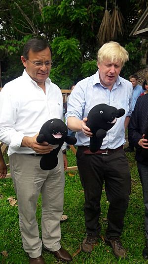 Archivo:El Ministro de Relaciones Exteriores del Perú, Néstor Popolizio y el Ministro de Asuntos Exteriores Británico, Boris Johnson, visitaron el Instituto de Investigaciones de la Amazonía Peruana en la ciudad de Iquitos
