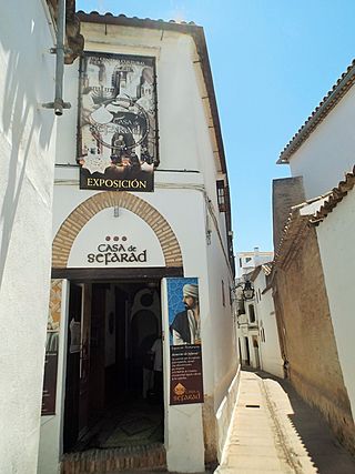 Entrada de la Casa de Sefarad en Córdoba, España.jpg