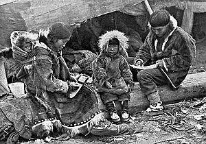 Archivo:Eskimo Family NGM-v31-p564-2