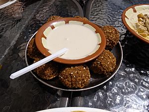 Archivo:Falafels with tarator