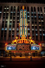 Archivo:Fox Theatre at Night