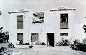 Archivo:Frente Casa Amarilla, 1975. Fotografía Asociación Wolfgang Köhler