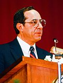 Archivo:Governor Mario Cuomo of NY in 1987 color (cropped)