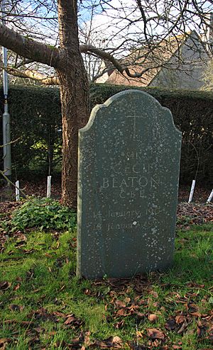 Archivo:Grave of Sir Cecil Beaton - Broad Chalke Churchyard - geograph.org.uk - 674690