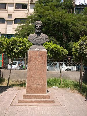 Archivo:Ibn Khaldoun Statue and Square, Mohandesin, Cairo
